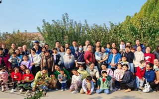 英国正版365官方网站组织教职工秋季采摘活动
